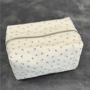 Brandy Melville Blue Green Floral Makeup Bag NWOT